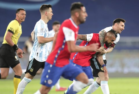 Messi anota pero Argentina y Chile igualan en Grupo A