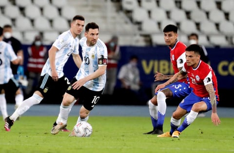 Messi anota pero Argentina y Chile igualan en Grupo A