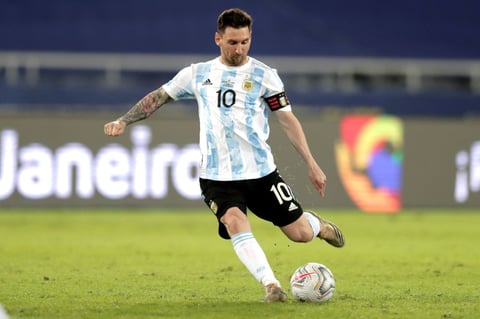 Messi anota pero Argentina y Chile igualan en Grupo A