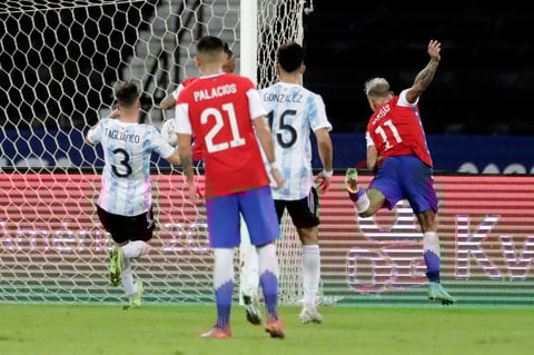 Messi anota pero Argentina y Chile igualan en Grupo A