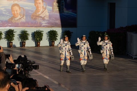 Despega nave espacial china Shenzhou-12 con tres astronautas a bordo