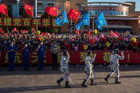 Despega nave espacial china Shenzhou-12 con tres astronautas a bordo