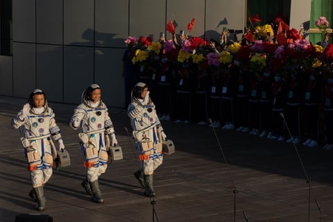Despega nave espacial china Shenzhou-12 con tres astronautas a bordo