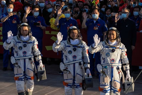 Despega nave espacial china Shenzhou-12 con tres astronautas a bordo
