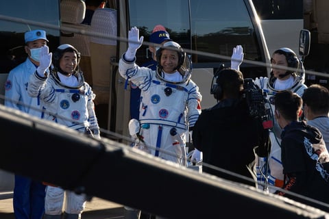 Despega nave espacial china Shenzhou-12 con tres astronautas a bordo