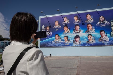 Despega nave espacial china Shenzhou-12 con tres astronautas a bordo