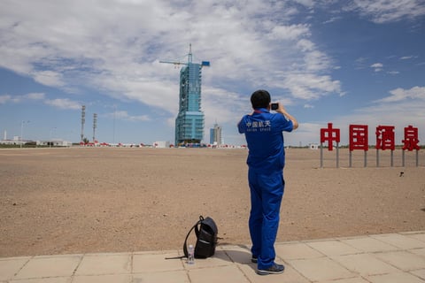 Despega nave espacial china Shenzhou-12 con tres astronautas a bordo
