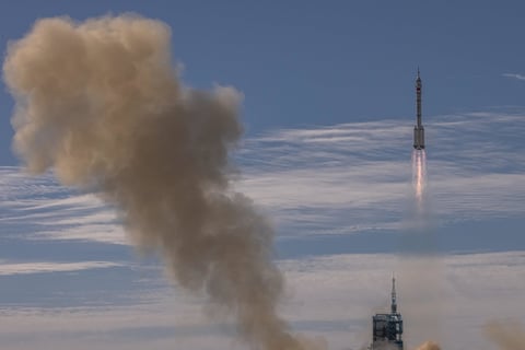 Despega nave espacial china Shenzhou-12 con tres astronautas a bordo
