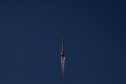 Despega nave espacial china Shenzhou-12 con tres astronautas a bordo