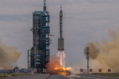 Despega nave espacial china Shenzhou-12 con tres astronautas a bordo