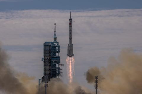 Despega nave espacial china Shenzhou-12 con tres astronautas a bordo