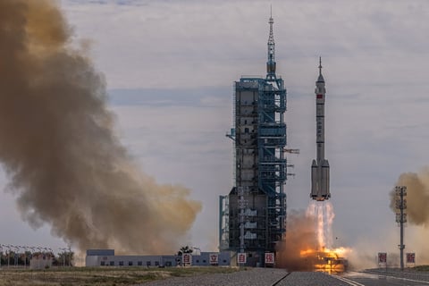 Despega nave espacial china Shenzhou-12 con tres astronautas a bordo