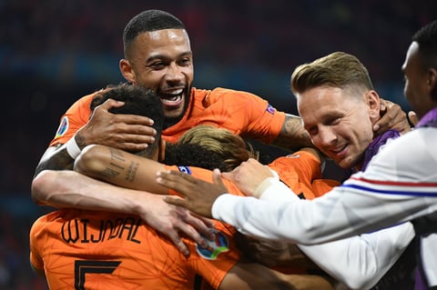 Memphis Depay y Denzel Dumfries anotan en triunfo de Holanda sobre Austria