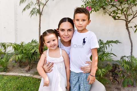 Alejandra con sus hijos, Marián y Rodrigo.