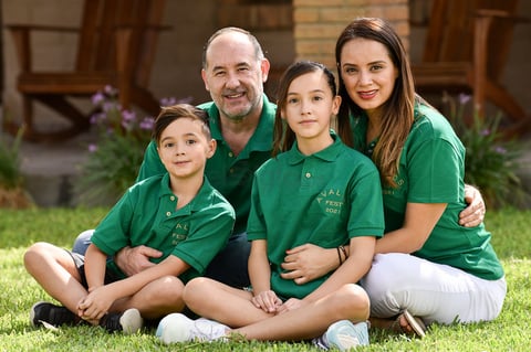 Pamela y Gerardo con sus hijos, Romina y Valentino.