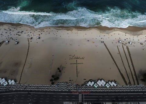 Manifestantes 'plantan' rosas en Copacabana en memoria de fallecidos por COVID en Brasil