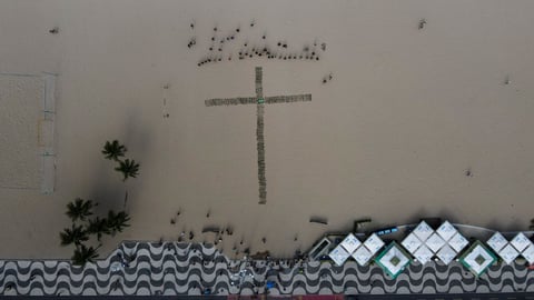 Manifestantes 'plantan' rosas en Copacabana en memoria de fallecidos por COVID en Brasil
