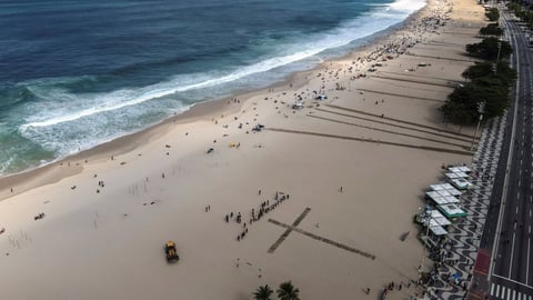 Manifestantes 'plantan' rosas en Copacabana en memoria de fallecidos por COVID en Brasil