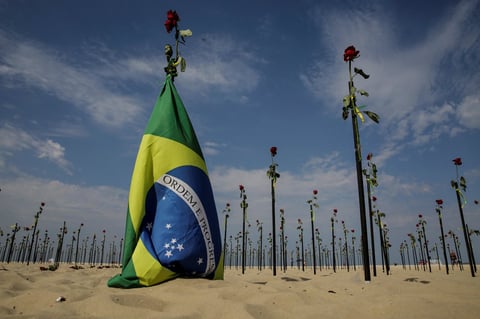 Manifestantes 'plantan' rosas en Copacabana en memoria de fallecidos por COVID en Brasil