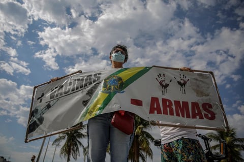 Manifestantes 'plantan' rosas en Copacabana en memoria de fallecidos por COVID en Brasil