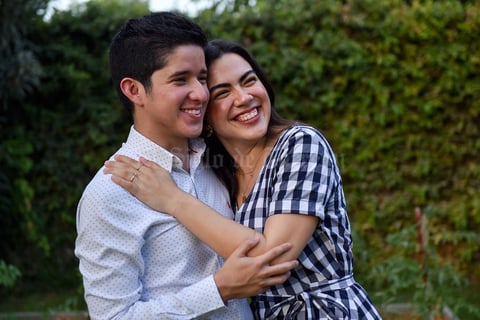 21062021 El joven Enrique y la señorita Ana Roberta celebran pedida de mano.