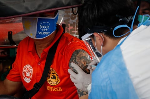 Duterte amenaza con detener a quienes se nieguen a vacunarse contra COVID