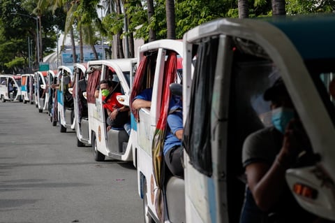 Duterte amenaza con detener a quienes se nieguen a vacunarse contra COVID