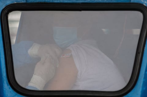 Duterte amenaza con detener a quienes se nieguen a vacunarse contra COVID