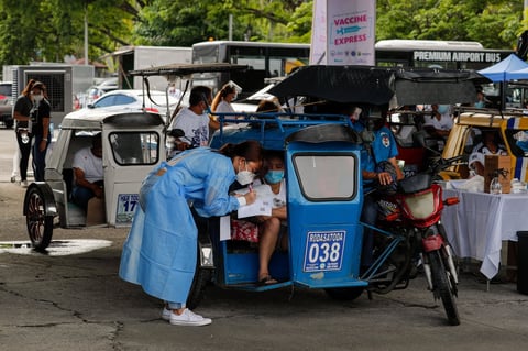 Duterte amenaza con detener a quienes se nieguen a vacunarse contra COVID