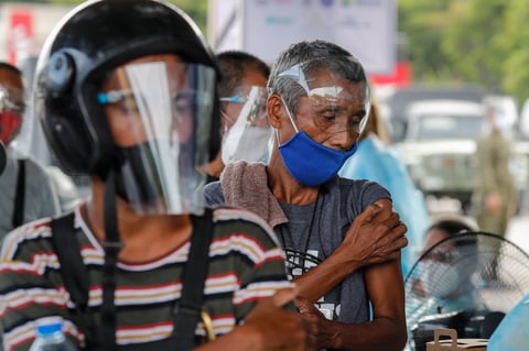 Duterte amenaza con detener a quienes se nieguen a vacunarse contra COVID