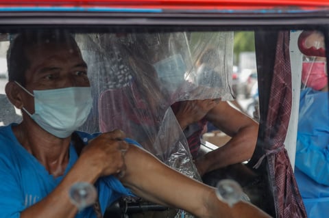 Duterte amenaza con detener a quienes se nieguen a vacunarse contra COVID