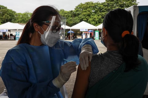Duterte amenaza con detener a quienes se nieguen a vacunarse contra COVID