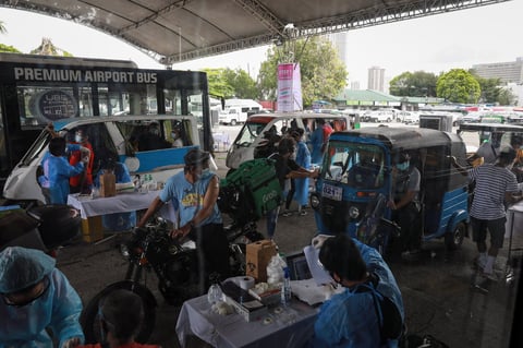 Duterte amenaza con detener a quienes se nieguen a vacunarse contra COVID