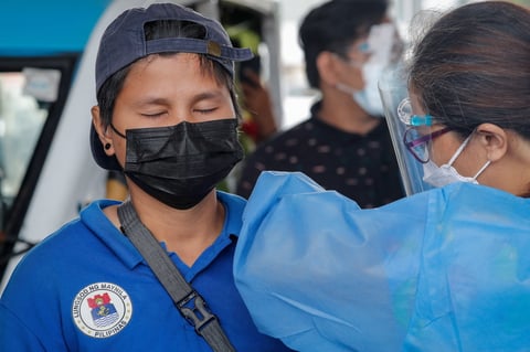 Duterte amenaza con detener a quienes se nieguen a vacunarse contra COVID