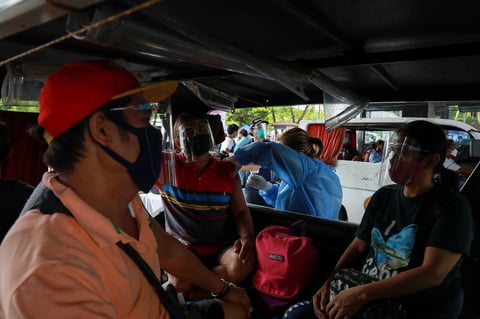 Duterte amenaza con detener a quienes se nieguen a vacunarse contra COVID