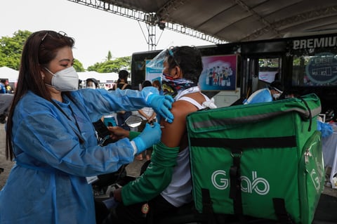 Duterte amenaza con detener a quienes se nieguen a vacunarse contra COVID
