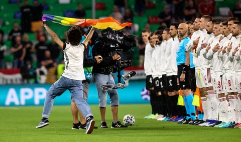 UEFA se ve arrastrada a batallas sociales en Euro 2020