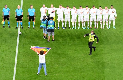 UEFA se ve arrastrada a batallas sociales en Euro 2020