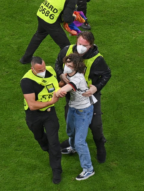 UEFA se ve arrastrada a batallas sociales en Euro 2020