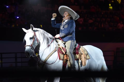Antonio ofreció grandes clásicos de la música vernácula, Leonardo entregó rolas llegadoras, mientras que Pepe y Ángela aprovecharon su cita con los laguneros para entonar sus más recientes hits, como Traigo ganas y Ahí donde me ven, respectivamente.