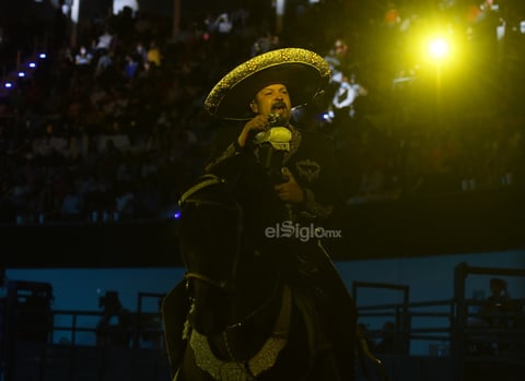 Los gritos de hombres y mujeres cimbraron el recinto al ver en vivo a uno de los máximos exponentes de la música mexicana.