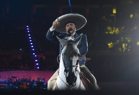 Antonio ofreció grandes clásicos de la música vernácula, Leonardo entregó rolas llegadoras, mientras que Pepe y Ángela aprovecharon su cita con los laguneros para entonar sus más recientes hits, como Traigo ganas y Ahí donde me ven, respectivamente.