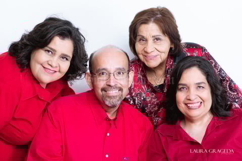 01072021 Enfermera María del Socorro Martínez Mendoza y sus hijos lic. Cecilia Angélica de la Peña Martínez, dra. Ruth de la Peña Martínez y dr. Carlos Eli de la Peña Martínez.