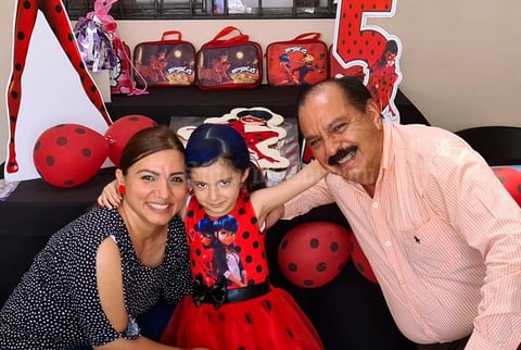 02072021 Adanicol Baqueiro Flores celebra su cumpleaños junto a sus padres, José Adán Baqueiro Adame y Marlen Saraí Flores Faccuseh.