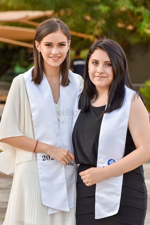 Regina Lavín y Maryfer Olmedo.