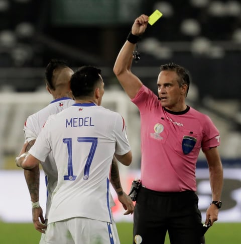 Brasil se impone a Chile y avanza a semifinales de Copa América