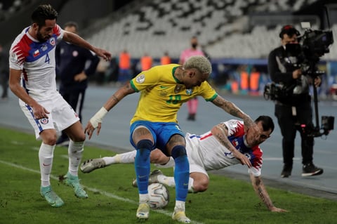 Brasil se impone a Chile y avanza a semifinales de Copa América