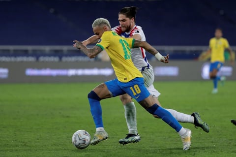 Brasil se impone a Chile y avanza a semifinales de Copa América