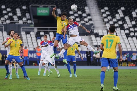 Brasil se impone a Chile y avanza a semifinales de Copa América