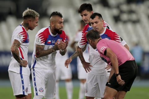 Brasil se impone a Chile y avanza a semifinales de Copa América